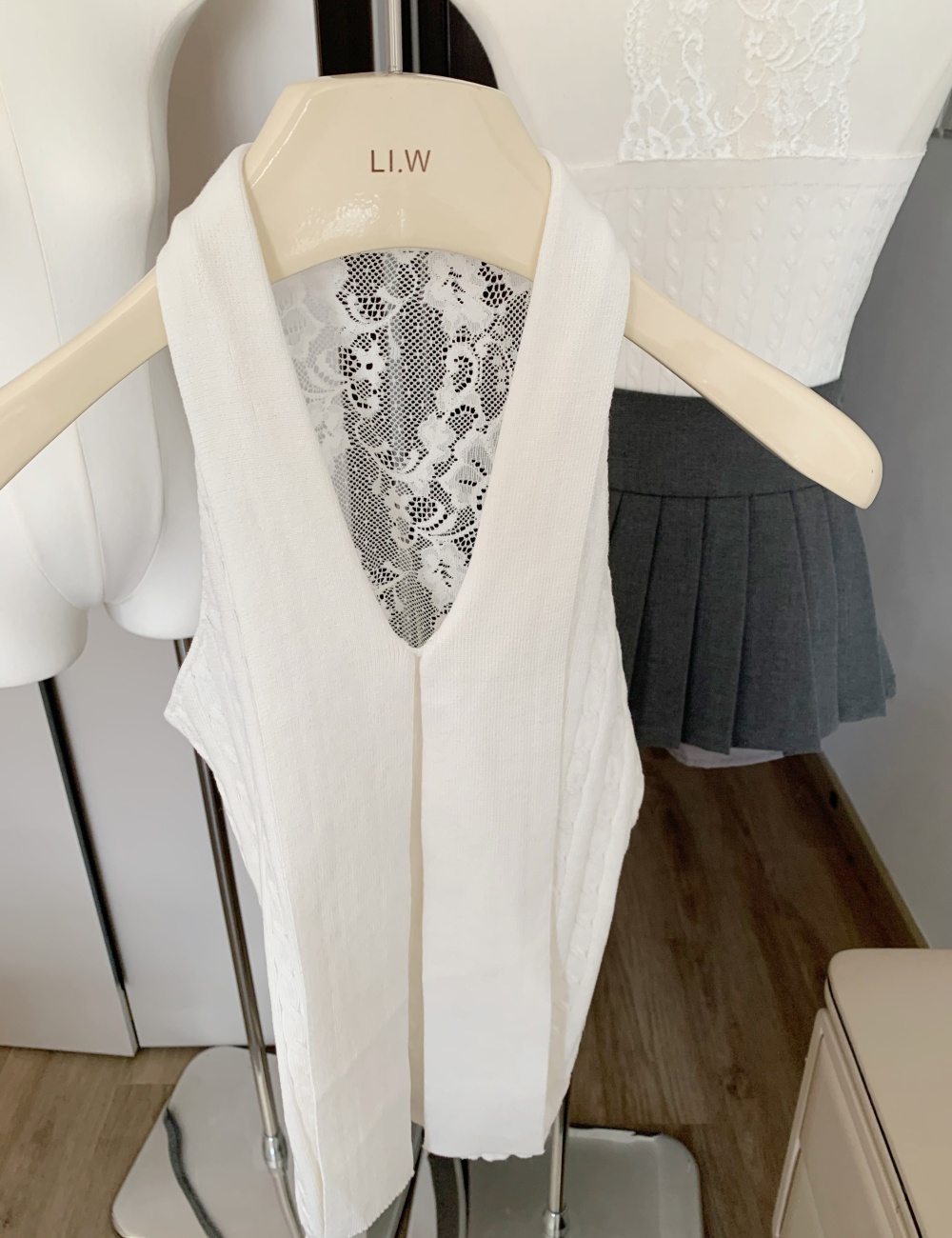 Sleeveless lace splice wears outside summer halter tops