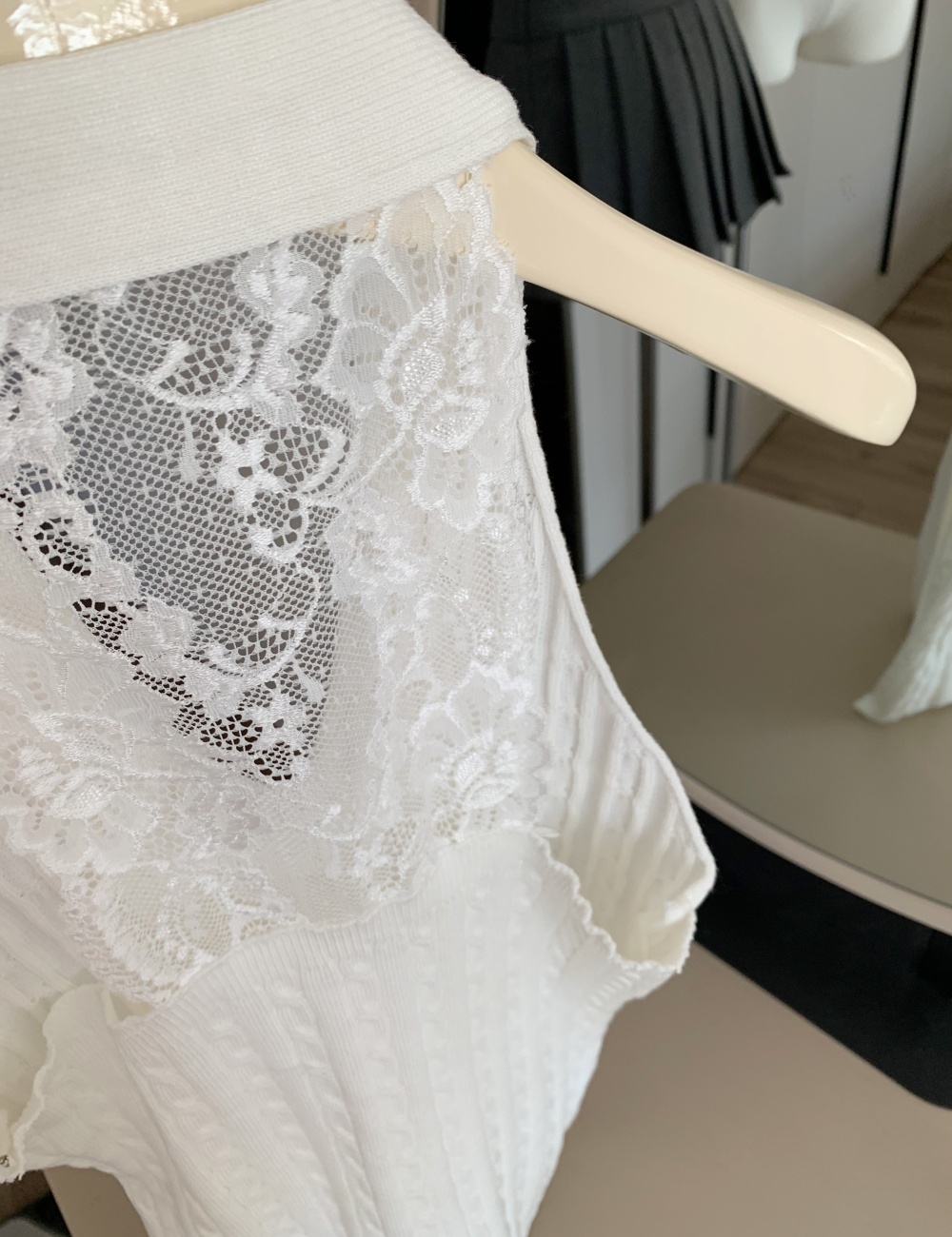 Sleeveless lace splice wears outside summer halter tops
