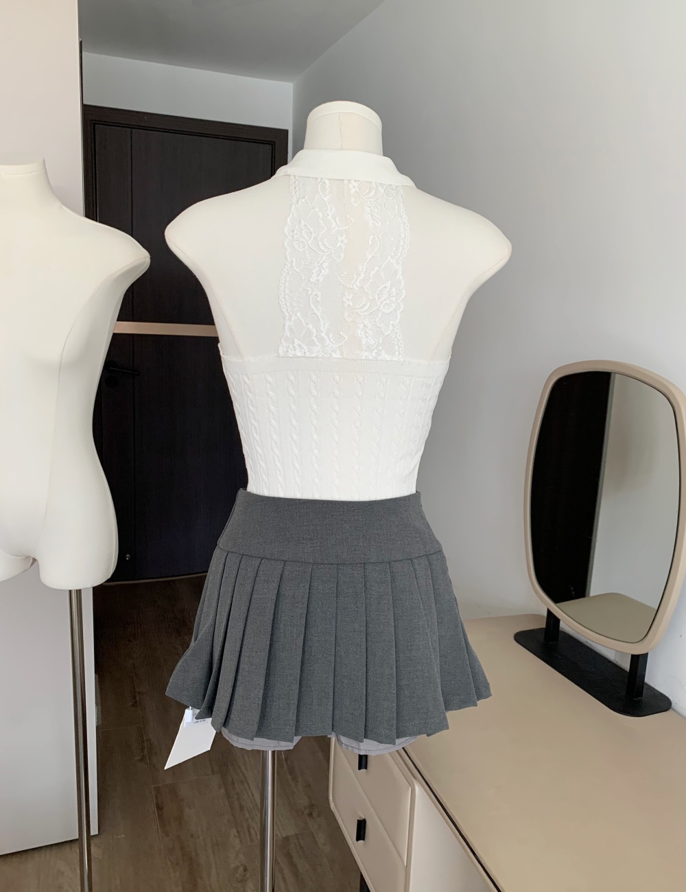 Sleeveless lace splice wears outside summer halter tops