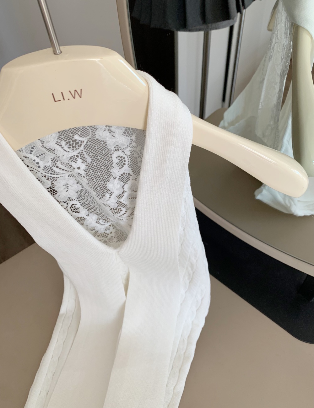 Sleeveless lace splice wears outside summer halter tops