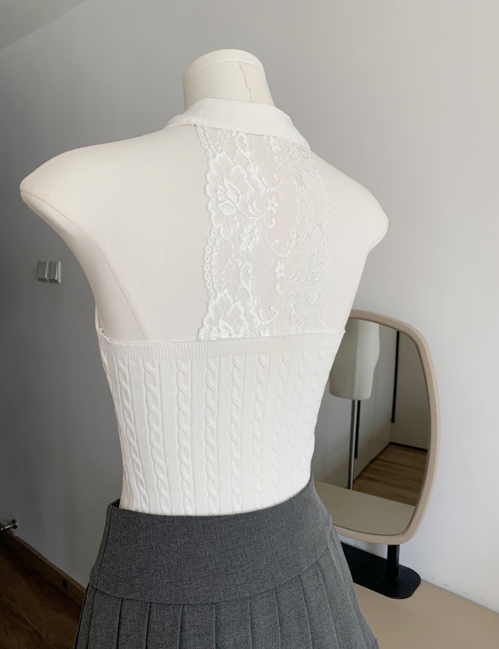 Sleeveless lace splice wears outside summer halter tops