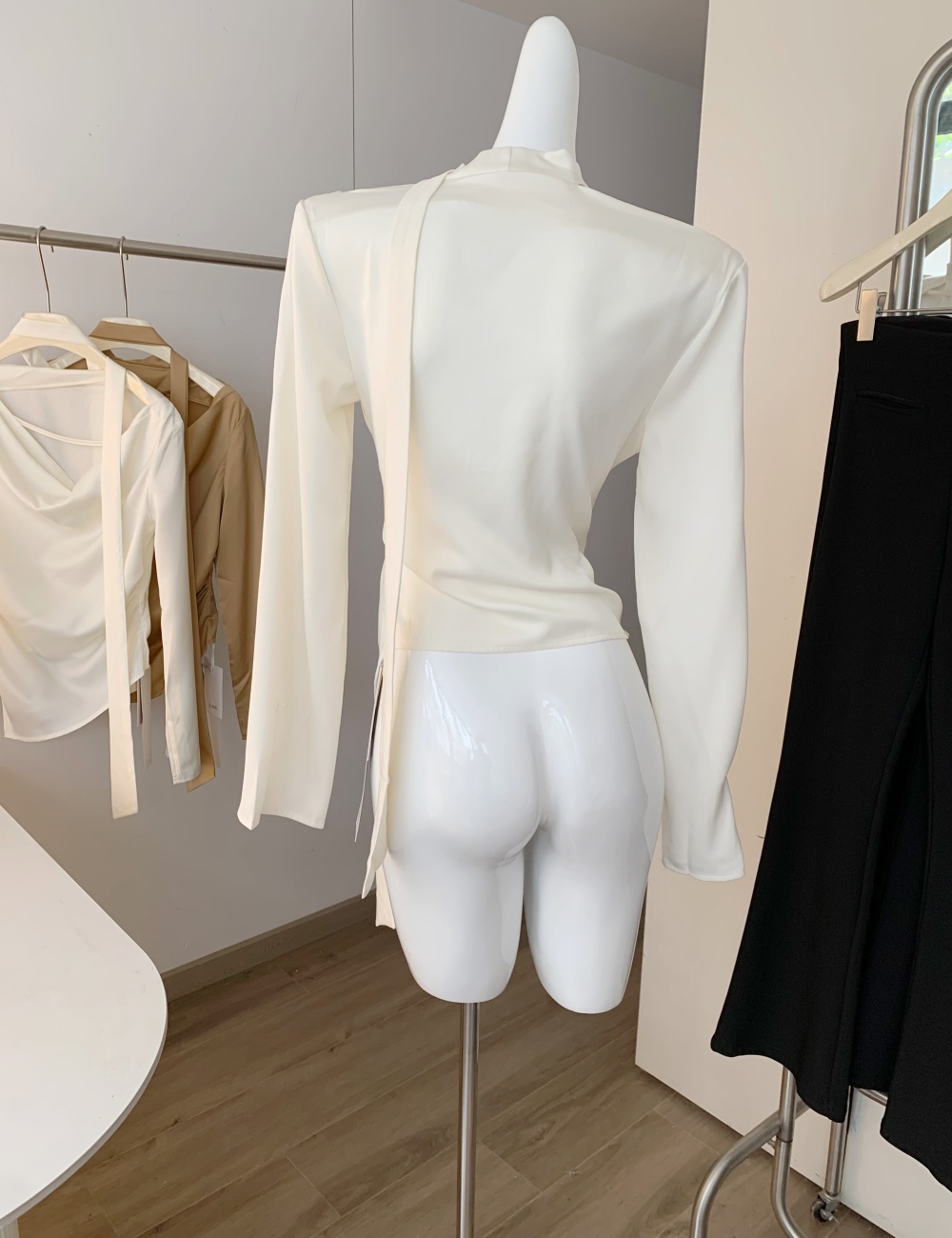 Round neck minimalist tops slim sweater for women