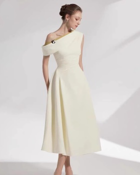 Ladies dress sloping shoulder formal dress