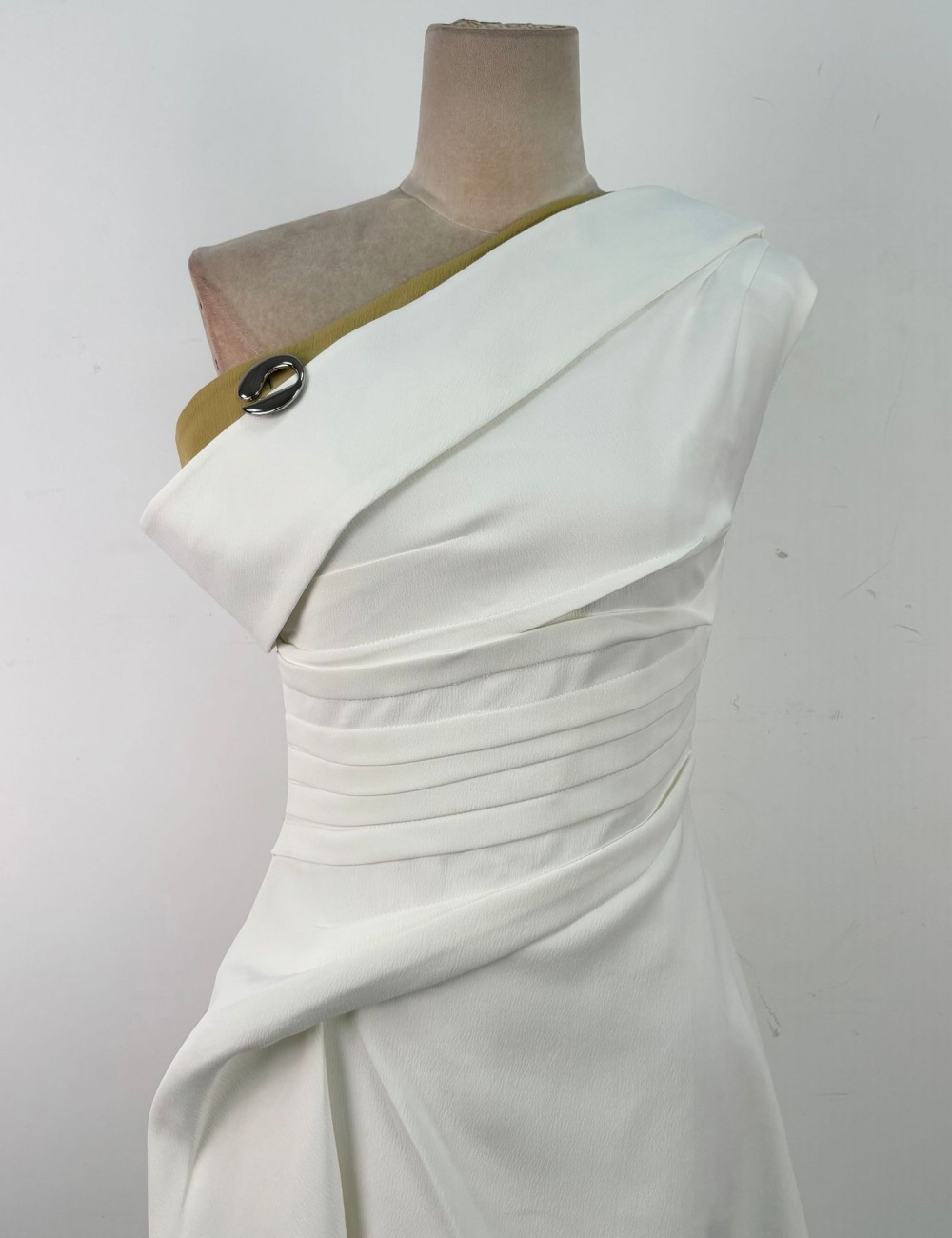 Ladies dress sloping shoulder formal dress