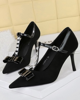 Rivet pointed high-heeled shoes broadcloth T-shirt