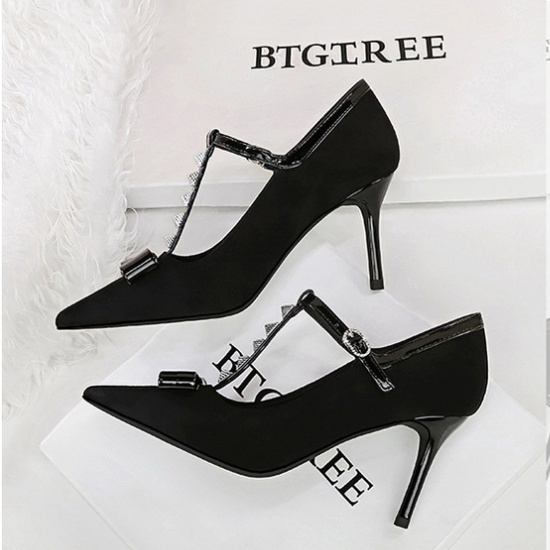Rivet pointed high-heeled shoes broadcloth T-shirt