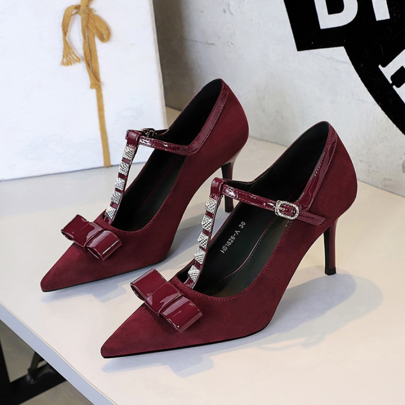 Rivet pointed high-heeled shoes broadcloth T-shirt