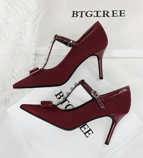 Rivet pointed high-heeled shoes broadcloth T-shirt