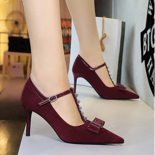 Rivet pointed high-heeled shoes broadcloth T-shirt