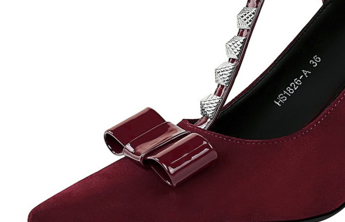 Rivet pointed high-heeled shoes broadcloth T-shirt
