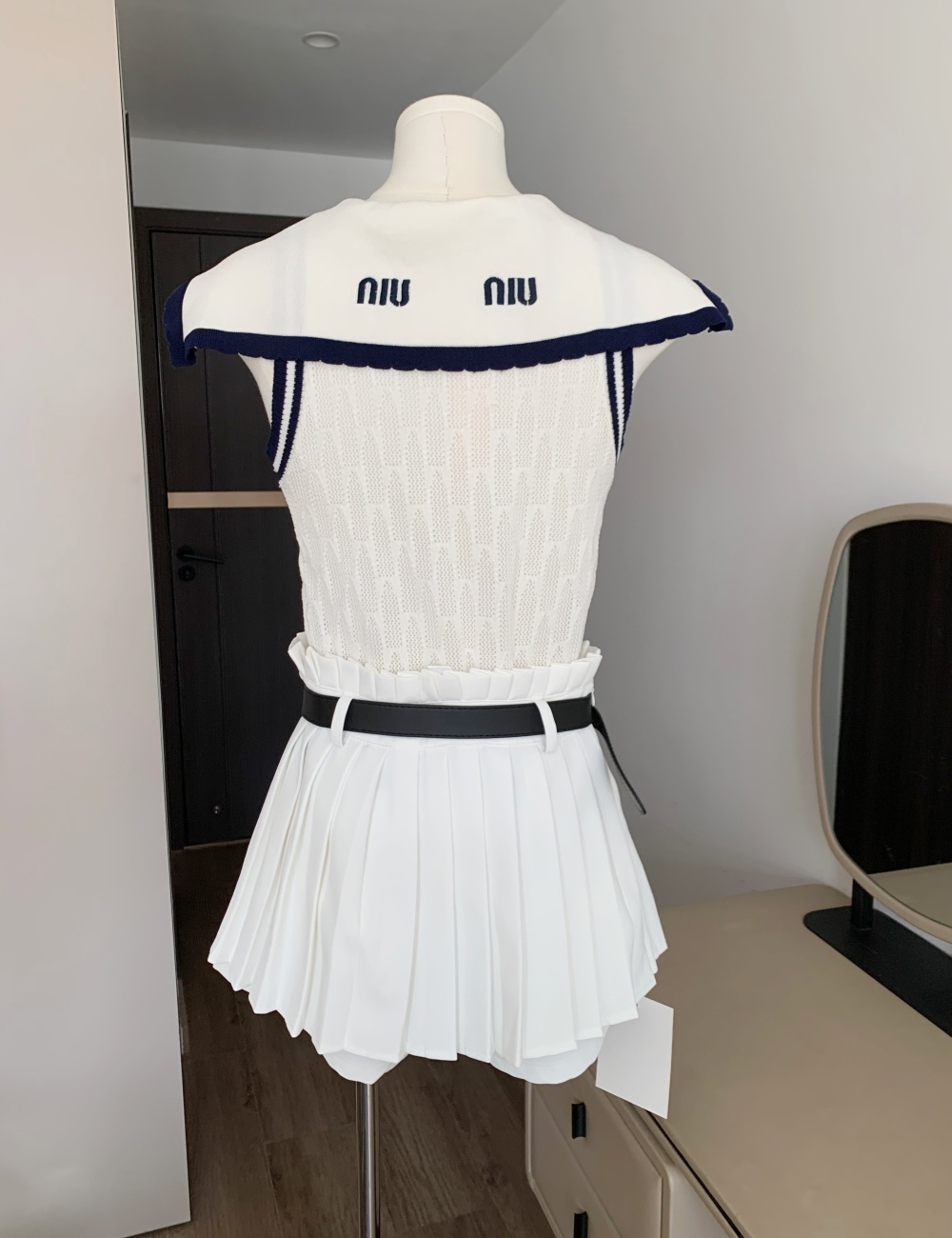 Elegant slim skirt temperament pleated tops a set for women