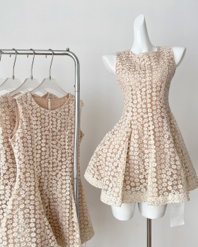 Lace pinched waist daisy sleeveless embroidery dress