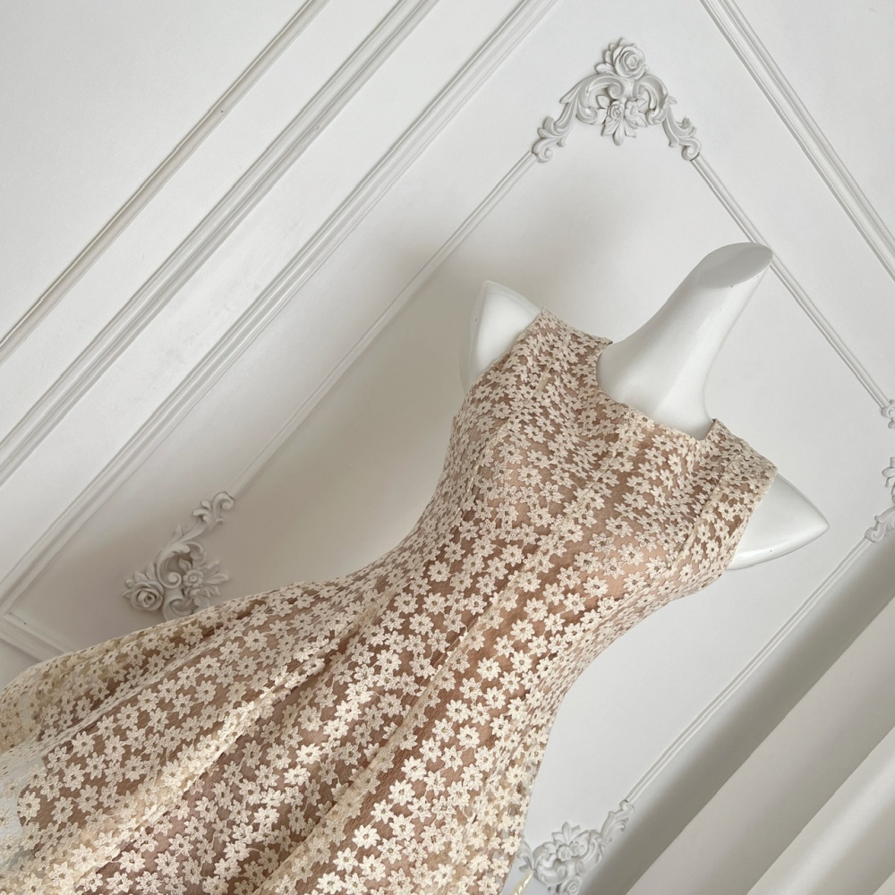 Lace pinched waist daisy sleeveless embroidery dress
