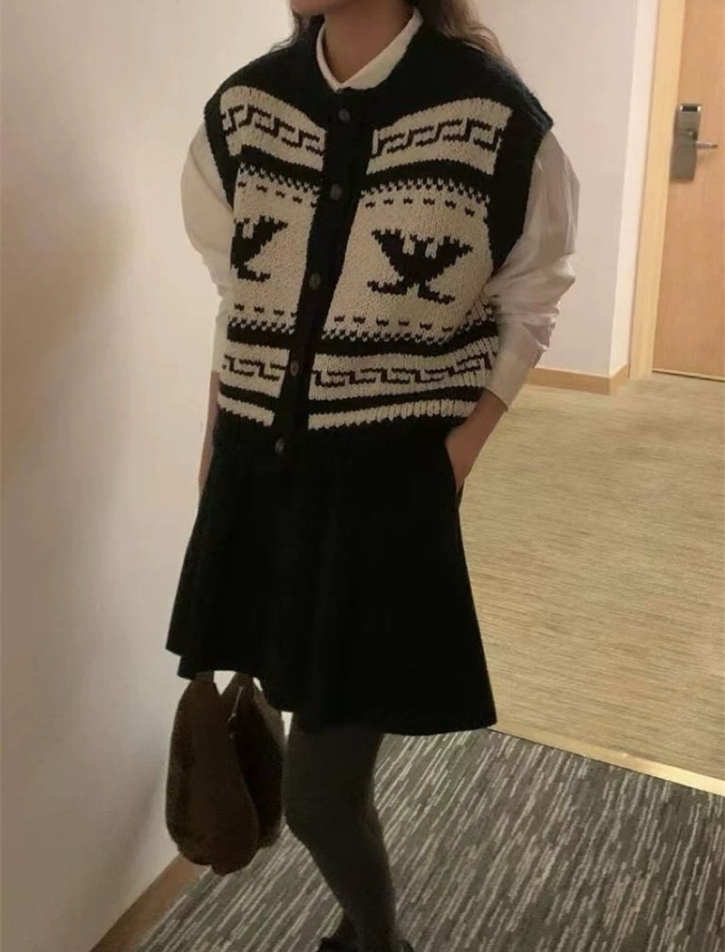 Retro round neck vest single-breasted jacquard sweater