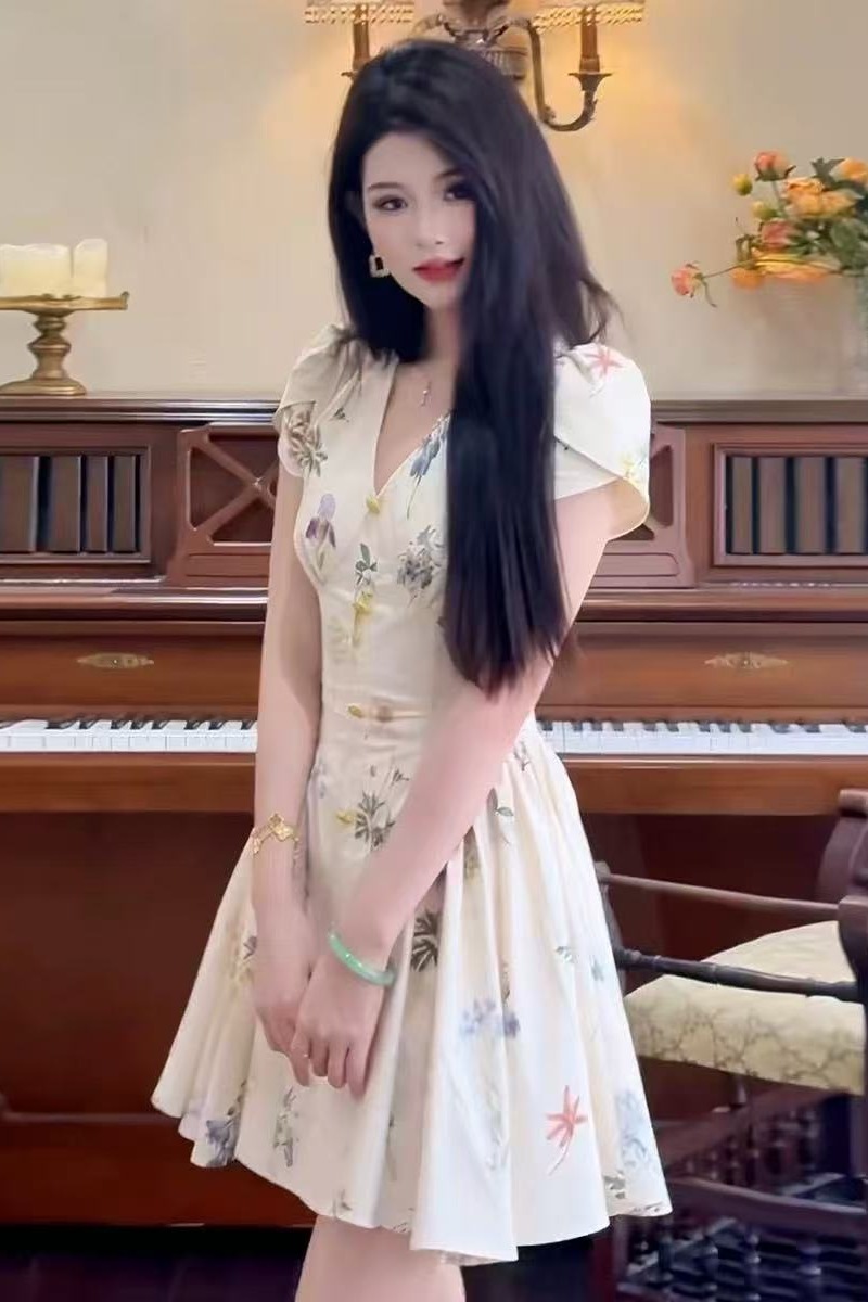 Fashionable summer long dress V-neck dress for women