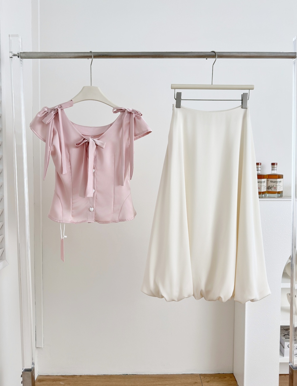 Wears outside bud shirt satin pinched waist tops a set