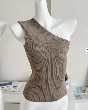 Sloping shoulder retro pit stripe vest