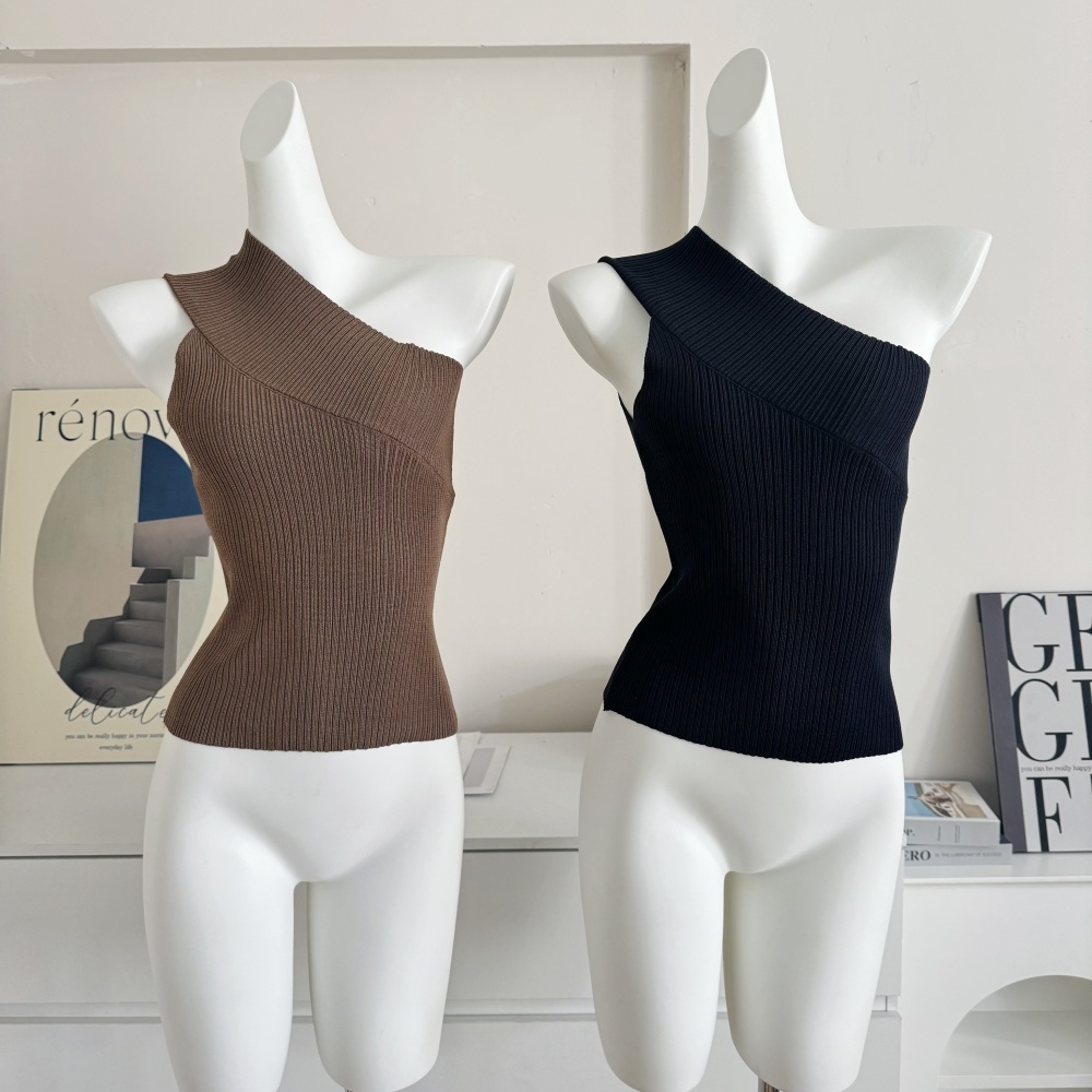 Sloping shoulder retro pit stripe vest