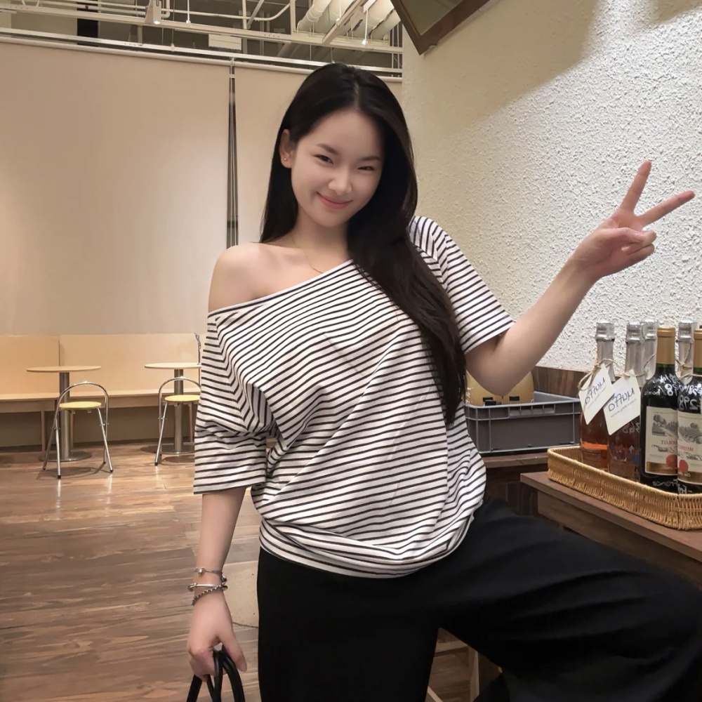 Slim horizontal collar elasticity T-shirt for women