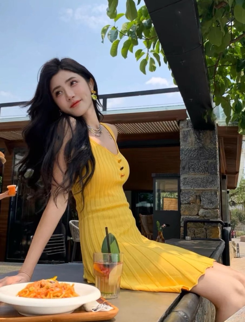 Yellow slim sling summer spicegirl A-line knitted sweet dress