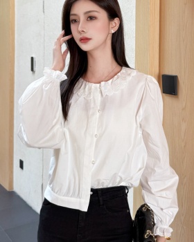 Wears outside short shirt long sleeve tops