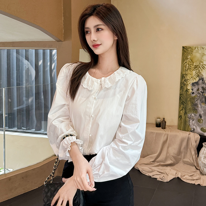 Wears outside short shirt long sleeve tops