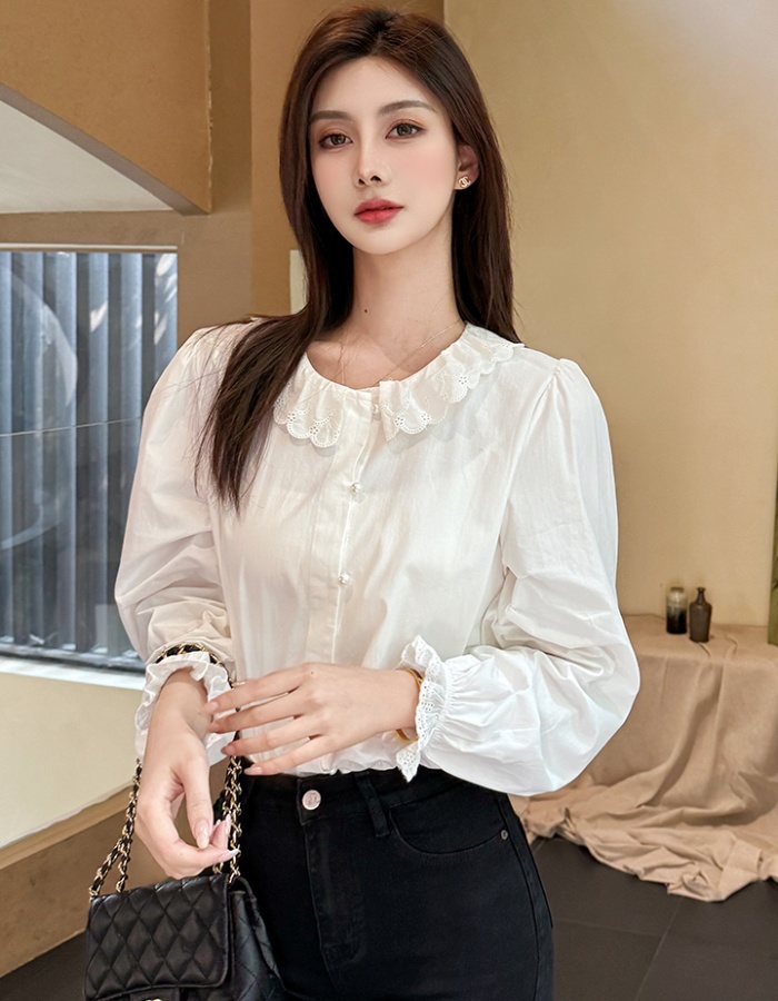 Wears outside short shirt long sleeve tops