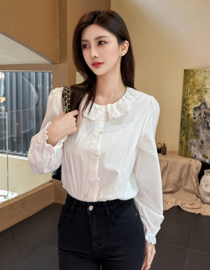 Wears outside short shirt long sleeve tops