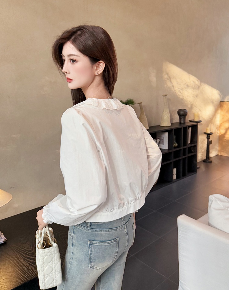 Wears outside short shirt long sleeve tops