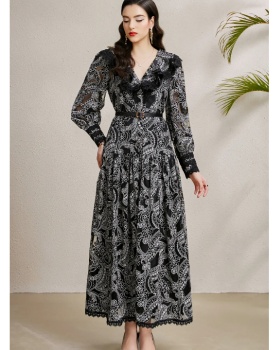 Long lace V-neck waves hollow autumn dress