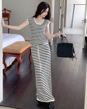 Stripe U-neck T-shirt straight high waist skirt a set