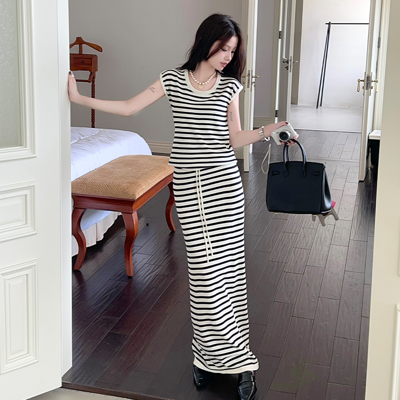 Stripe U-neck T-shirt straight high waist skirt a set