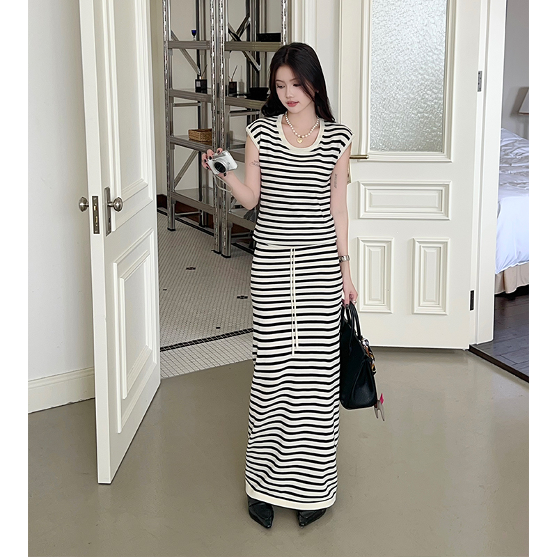 Stripe U-neck T-shirt straight high waist skirt a set