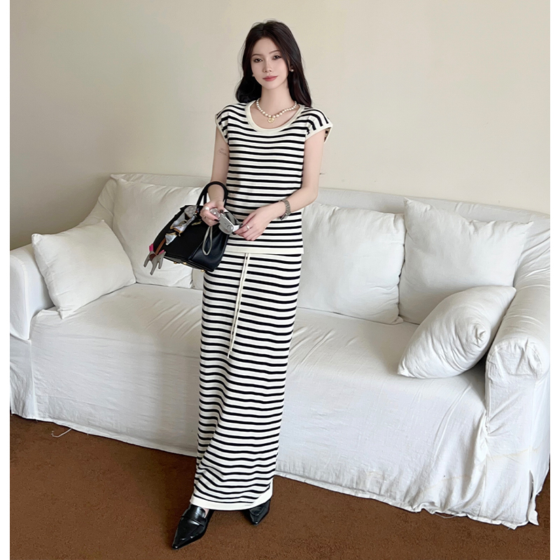 Stripe U-neck T-shirt straight high waist skirt a set