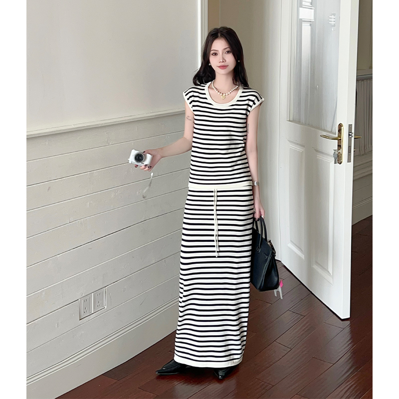 Stripe U-neck T-shirt straight high waist skirt a set