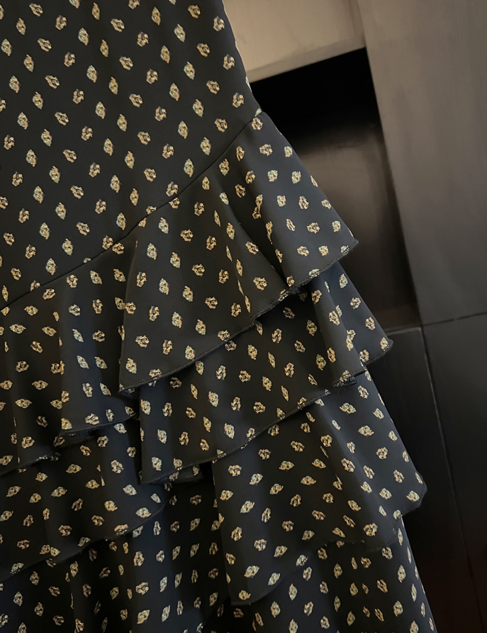 Lotus leaf edges A-line polka dot irregular slim skirt