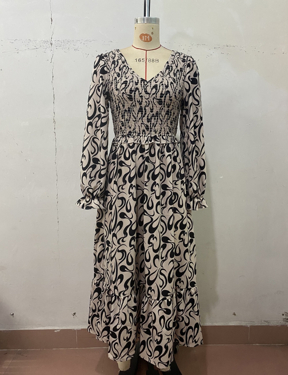 Elegant long sleeve V-neck retro dress for women