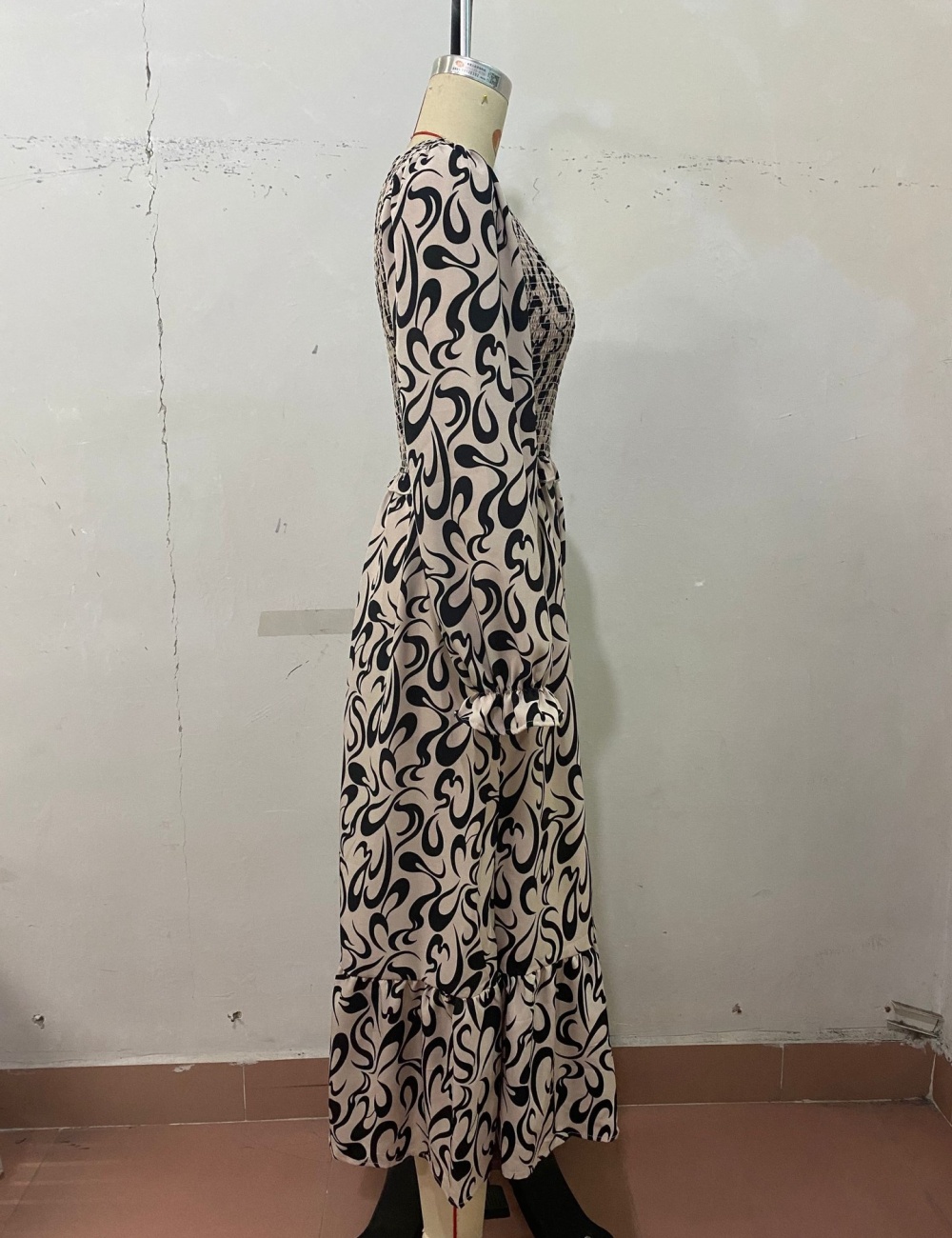 Elegant long sleeve V-neck retro dress for women