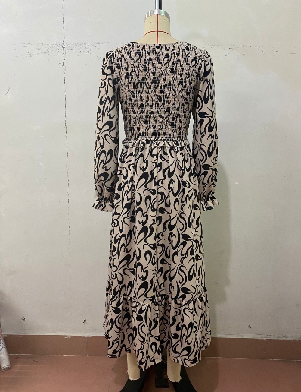 Elegant long sleeve V-neck retro dress for women