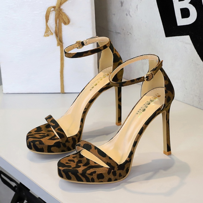 Broadcloth platform European style sandals for women
