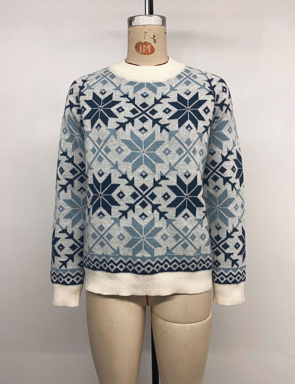 Snowflake autumn and winter round neck long sleeve sweater