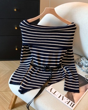 Fashion flat shoulder strapless enticement sweater