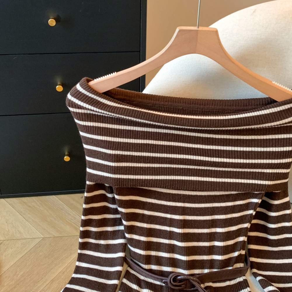 Fashion flat shoulder strapless enticement sweater