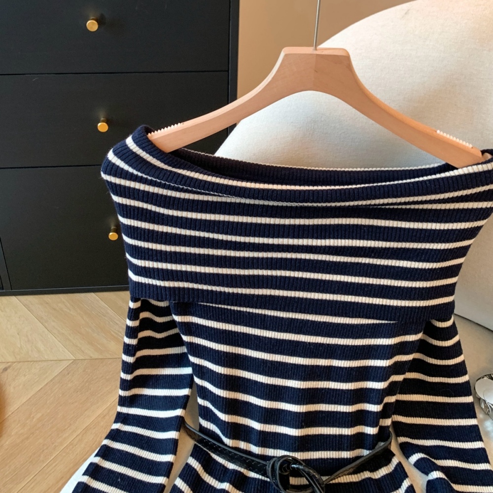 Fashion flat shoulder strapless enticement sweater
