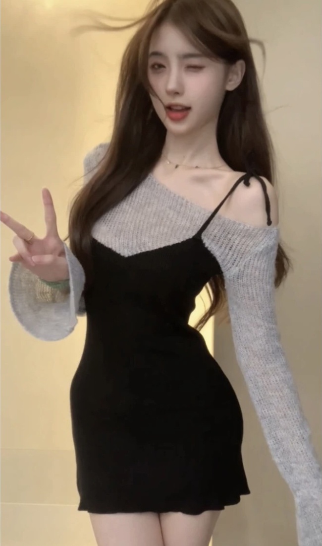 Autumn niche T-back long sleeve dress for women