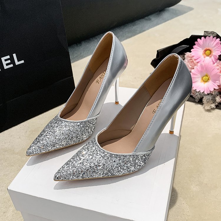 Low shoes pointed high-heeled shoes