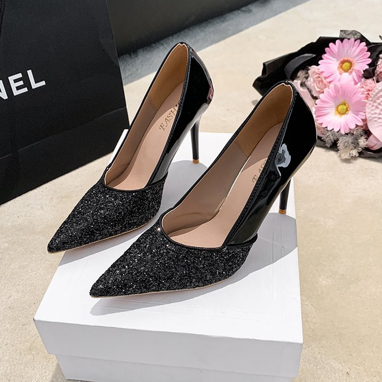 Low shoes pointed high-heeled shoes