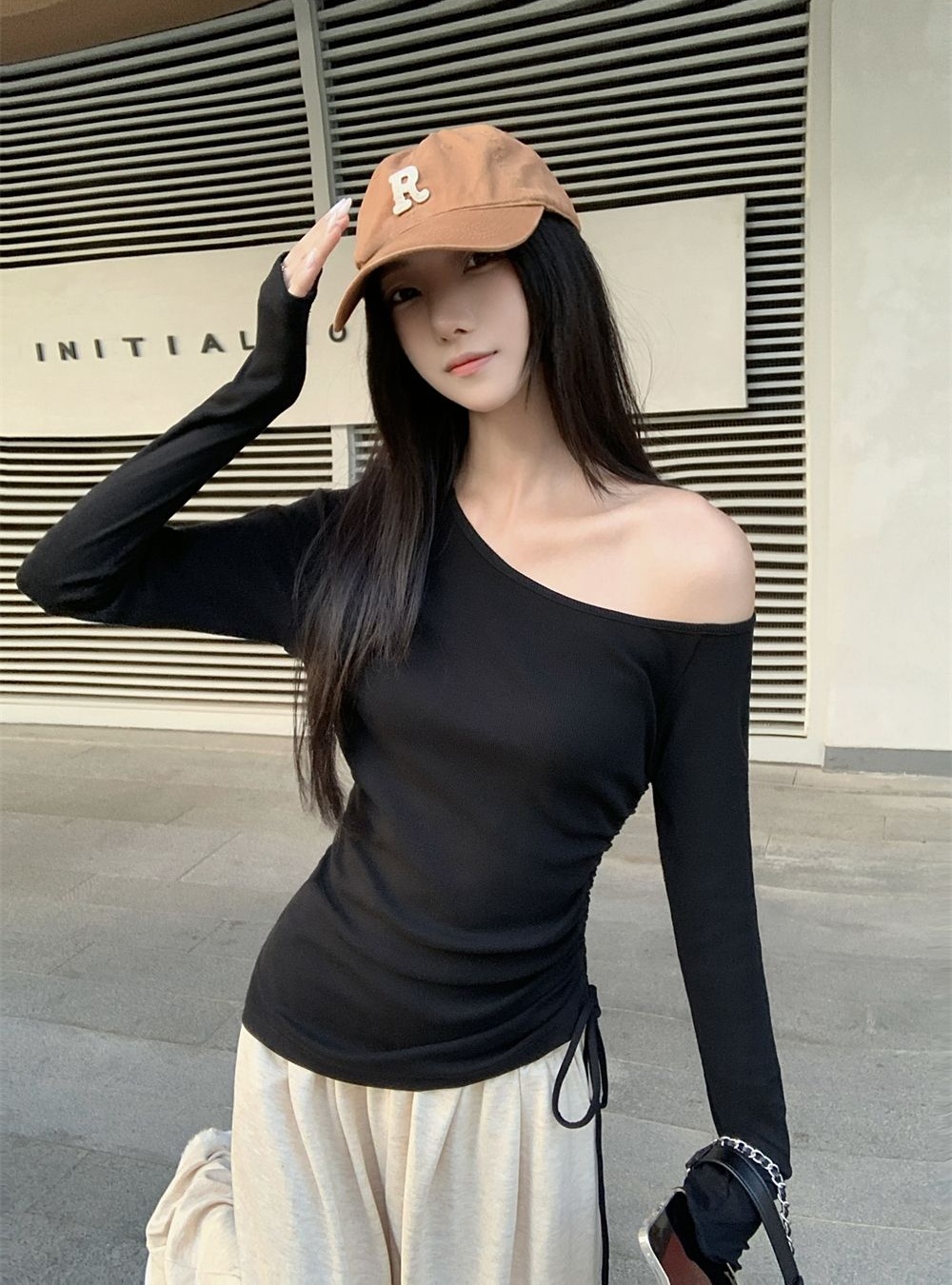 Long sleeve sloping shoulder T-shirt for women