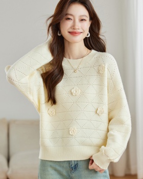 Wears outside bottoming shirt sweater for women