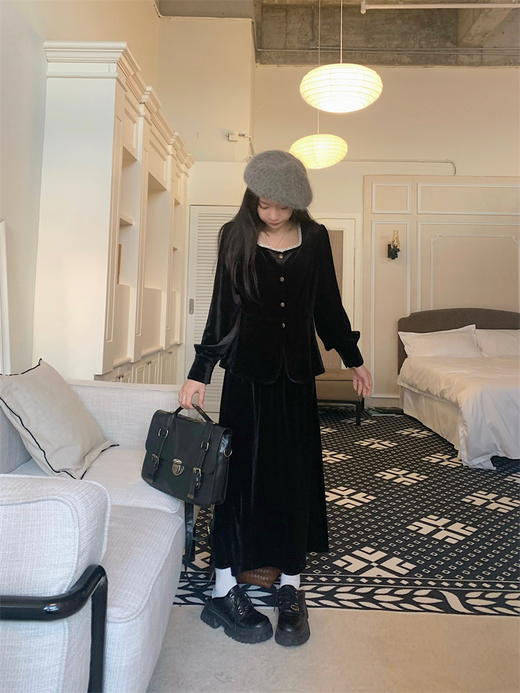 Black France style tops golden velvet skirt